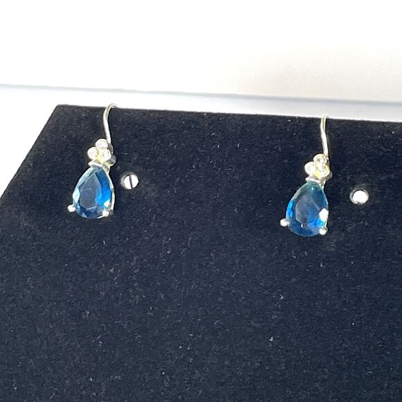 Signed Avon 2003 Faceted Pear Shaped Faux Glass Sapphire Silver Tone Necklace - Picture 5 of 16